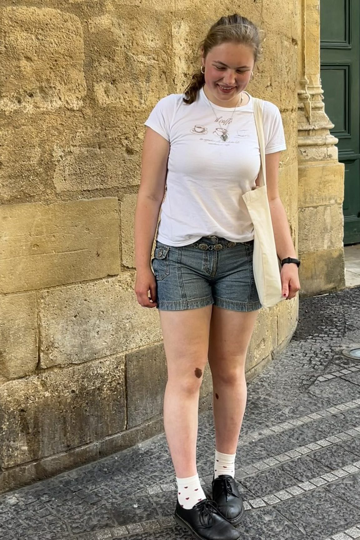Renée in een zelfontworpen shirt